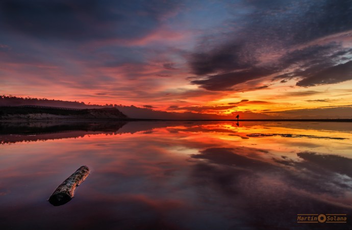anochecer-loredo-con-surfer-y-tronco